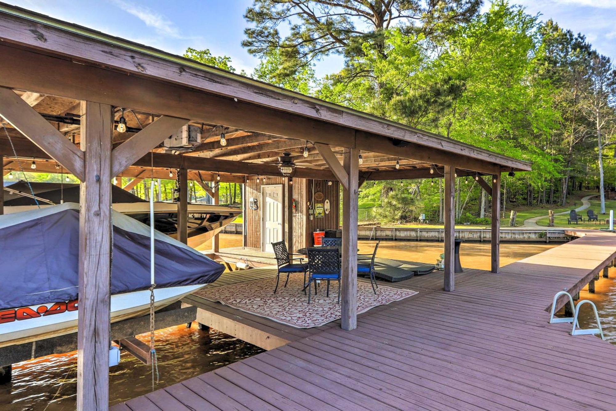 Villa Chic Lake Sinclair Retreat With Dock And Hot Tub! Resseaus Crossroads Exterior foto